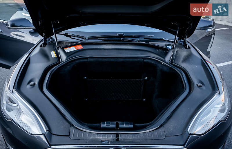 Лифтбек Tesla Model S 2015 в Виннице