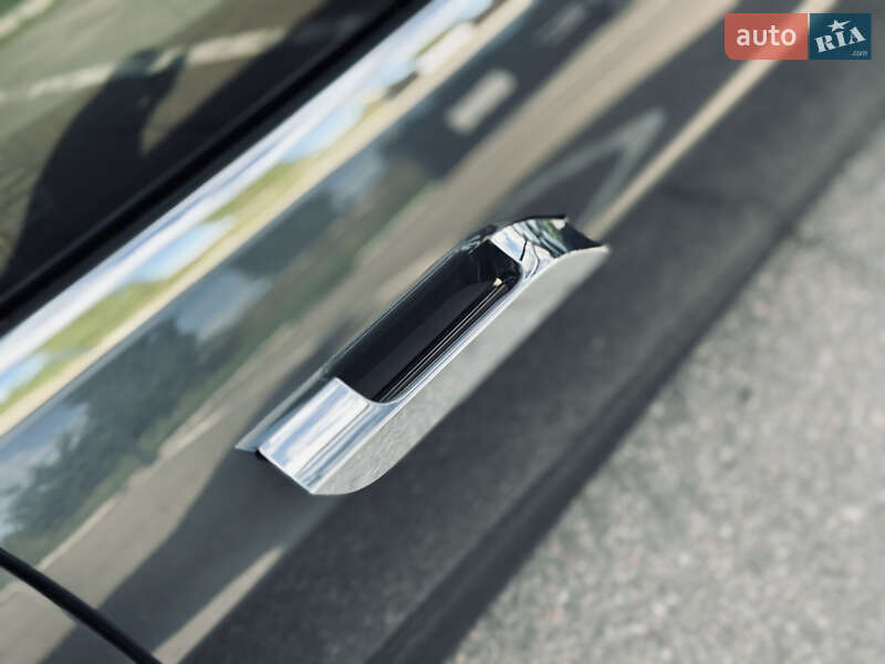 Ліфтбек Tesla Model S 2018 в Кременчуці