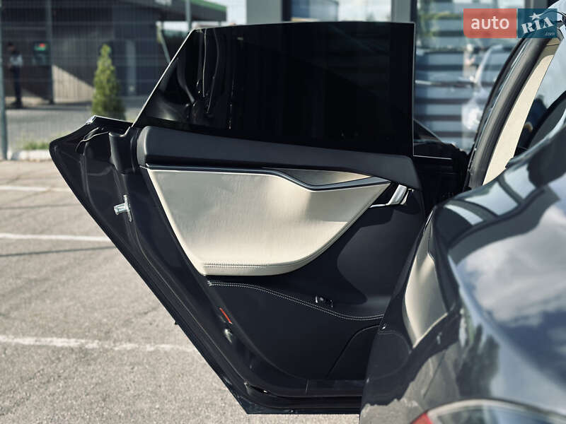 Ліфтбек Tesla Model S 2018 в Кременчуці