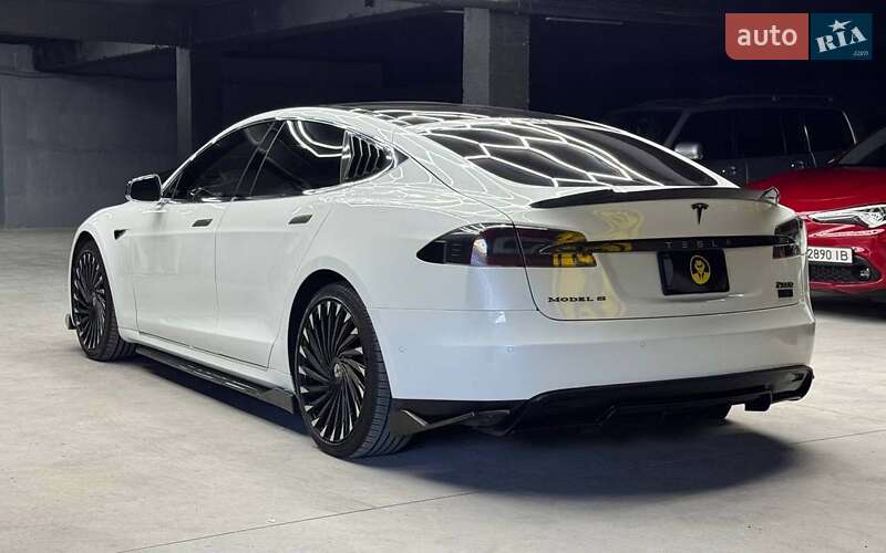 Ліфтбек Tesla Model S 2016 в Чернівцях