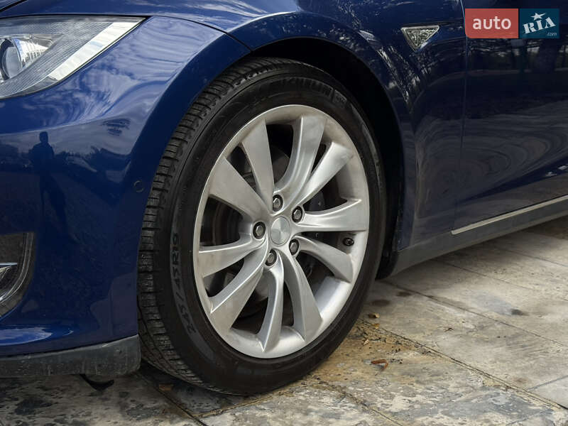 Ліфтбек Tesla Model S 2015 в Івано-Франківську