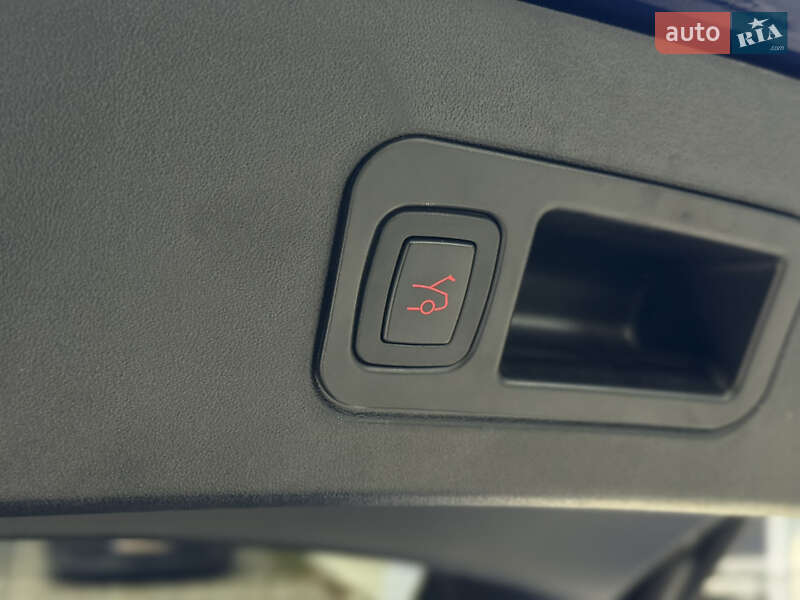 Ліфтбек Tesla Model S 2015 в Івано-Франківську