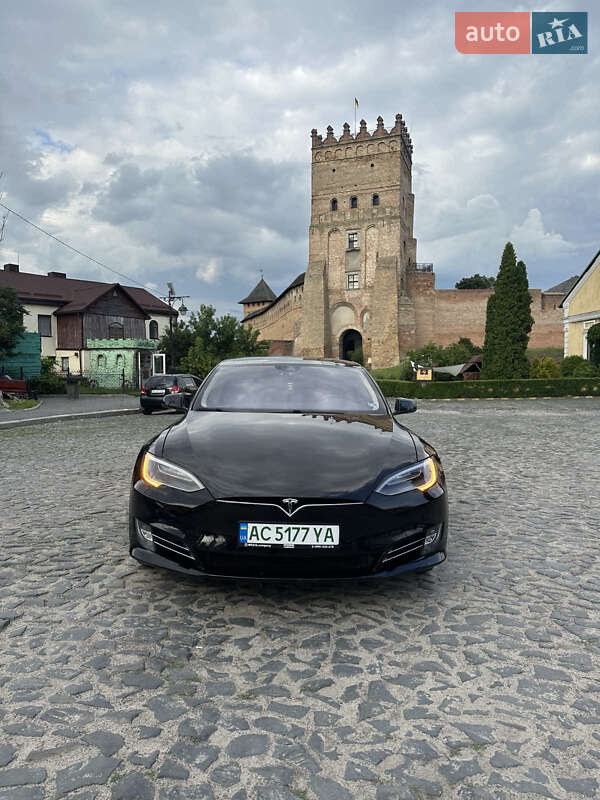 Лифтбек Tesla Model S 2016 в 