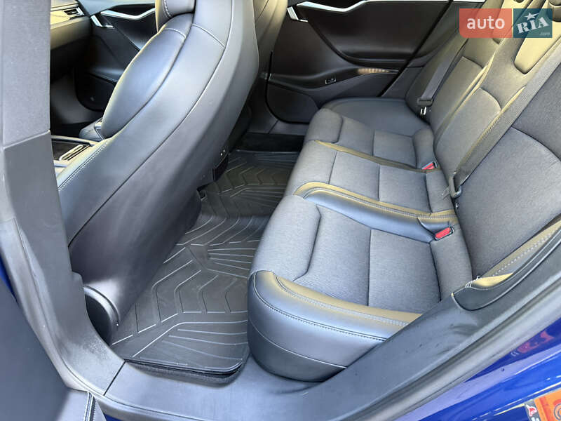 Ліфтбек Tesla Model S 2017 в Чернівцях