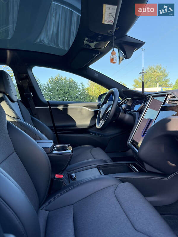 Ліфтбек Tesla Model S 2017 в Чернівцях