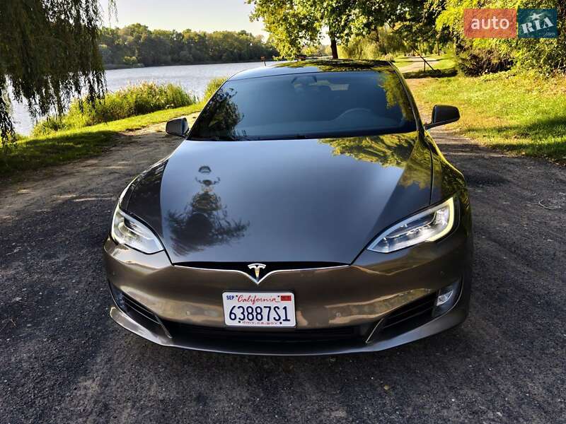 Лифтбек Tesla Model S 2016 в Ивано-Франковске