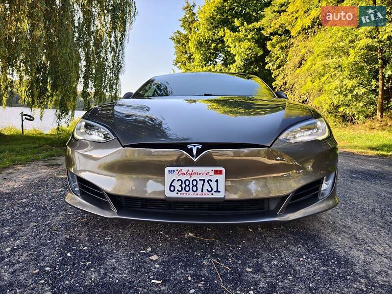 Лифтбек Tesla Model S 2016 в Ивано-Франковске