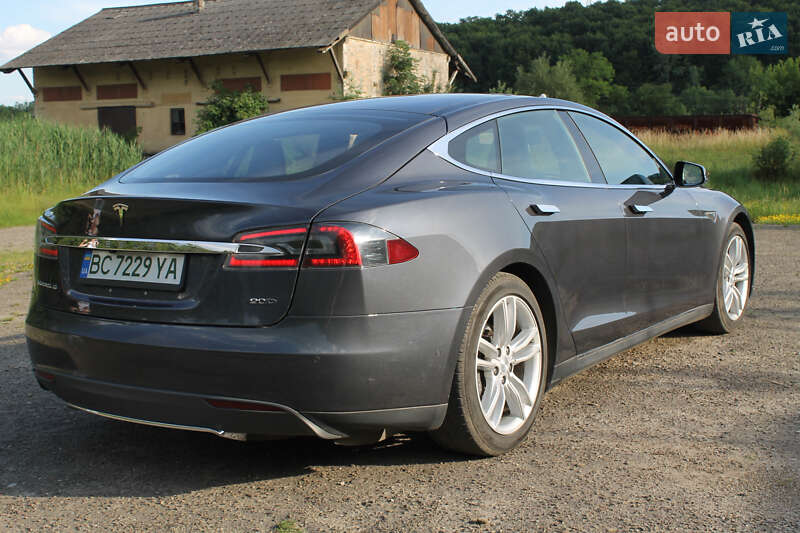 Лифтбек Tesla Model S 2016 в Жовкве