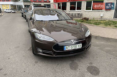 Лифтбек Tesla Model S 2015 в 