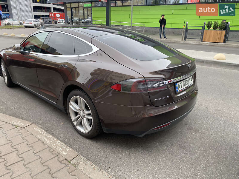 Ліфтбек Tesla Model S 2015 в Києві