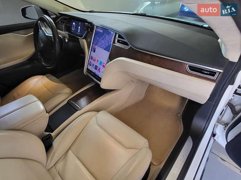 Лифтбек Tesla Model S 2017 в Глевахе