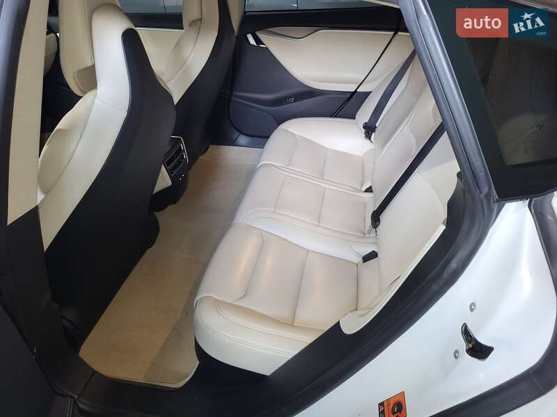 Лифтбек Tesla Model S 2017 в Глевахе