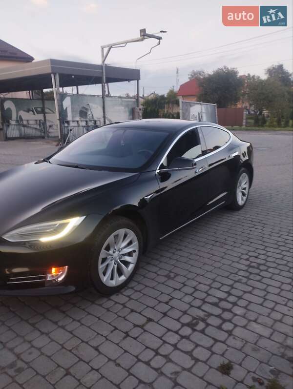 Ліфтбек Tesla Model S 2018 в Львові