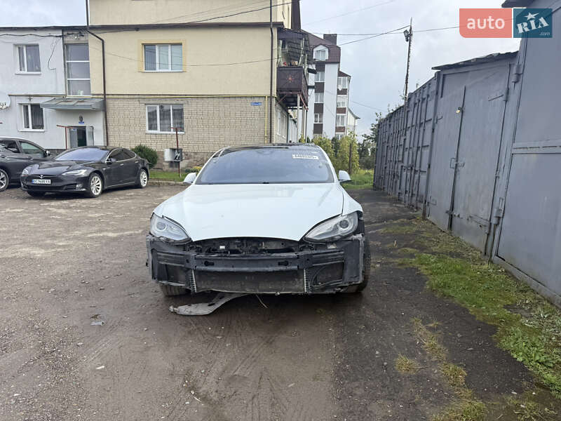 Лифтбек Tesla Model S 2015 в 