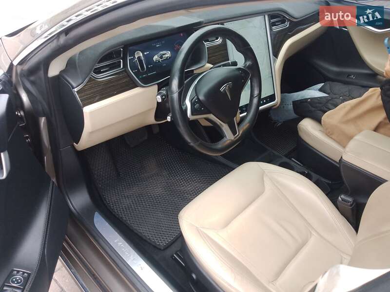 Лифтбек Tesla Model S 2015 в Киеве