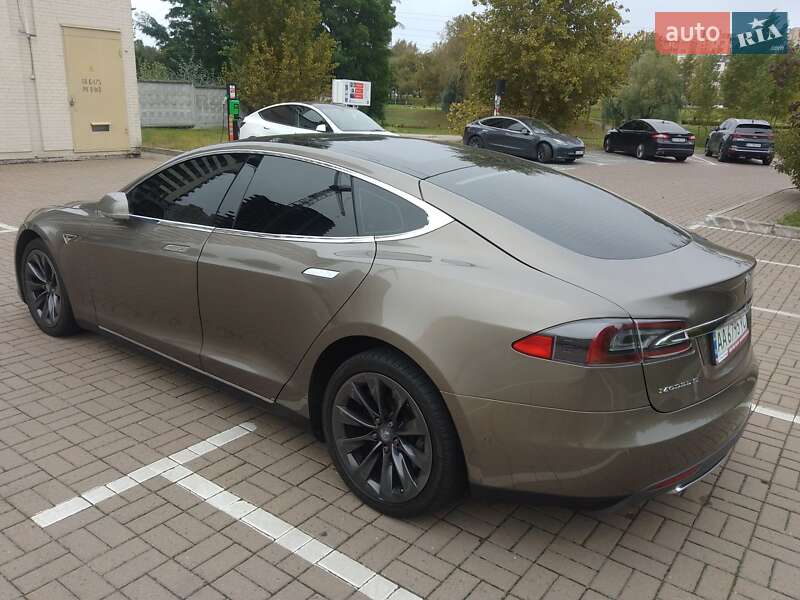 Лифтбек Tesla Model S 2015 в Киеве