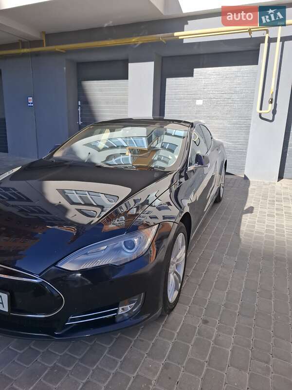 Лифтбек Tesla Model S 2015 в Виннице