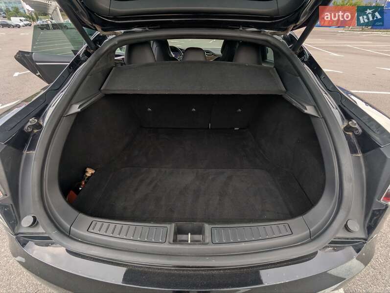 Лифтбек Tesla Model S 2017 в Ровно