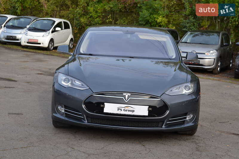 Лифтбек Tesla Model S 2015 в Луцке
