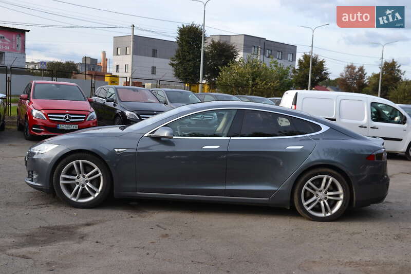 Лифтбек Tesla Model S 2015 в Луцке