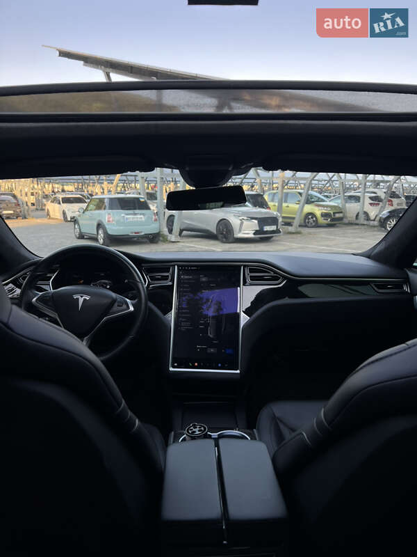 Лифтбек Tesla Model S 2016 в Львове