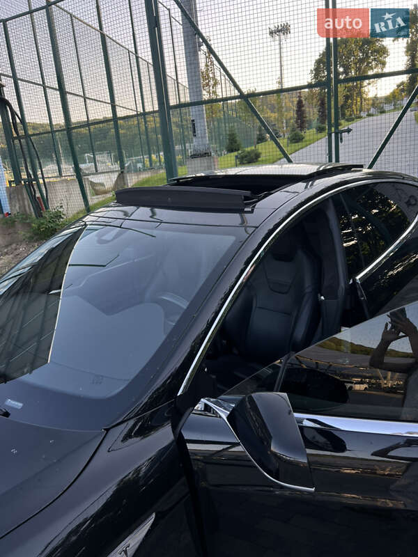 Лифтбек Tesla Model S 2016 в Львове