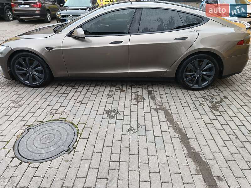 Лифтбек Tesla Model S 2015 в Новояворовске