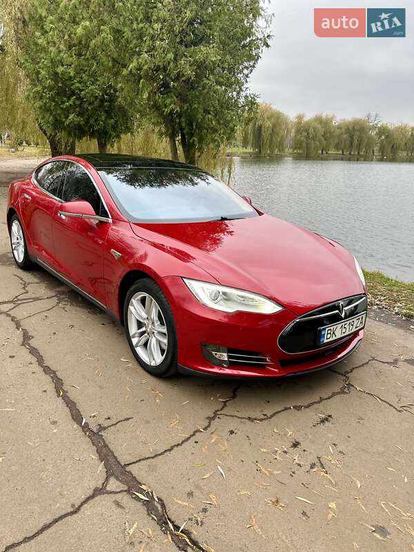 Лифтбек Tesla Model S 2015 в Ровно