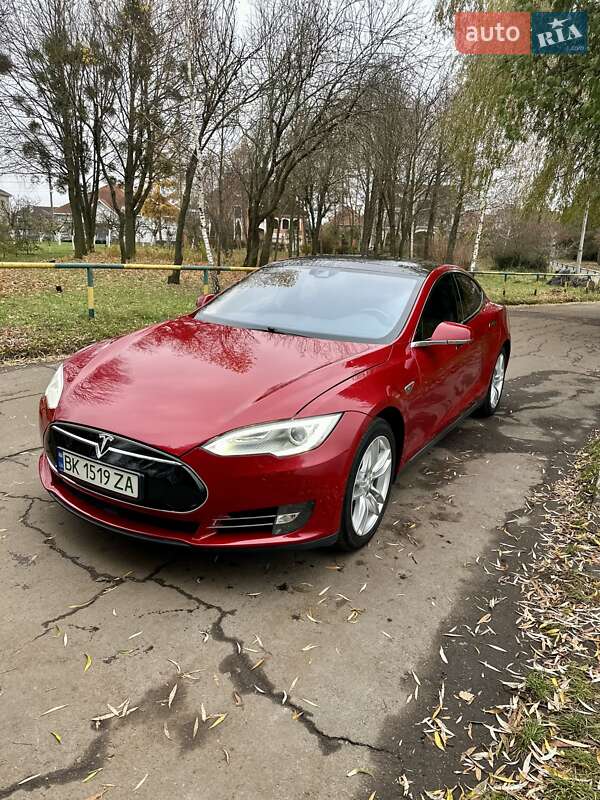 Лифтбек Tesla Model S 2015 в Ровно