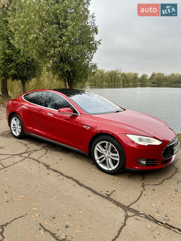 Лифтбек Tesla Model S 2015 в Ровно