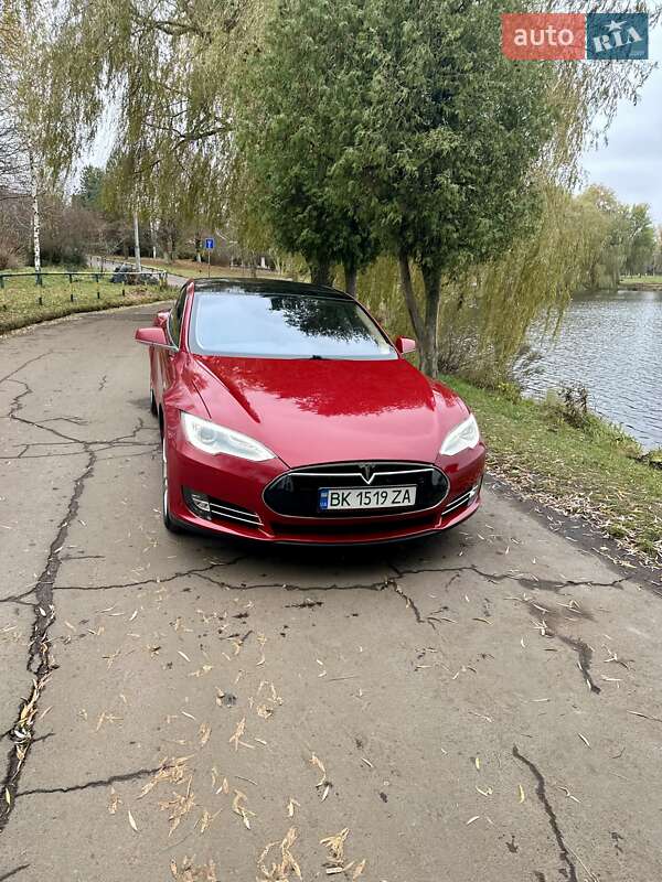Лифтбек Tesla Model S 2015 в Ровно
