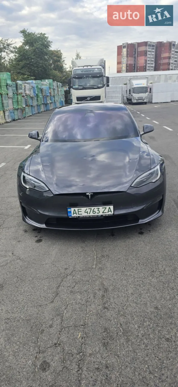 Продам Tesla model s plaid. Повністю вся машина в плівці. Нова гума. Замінено фари на матричні. При ремонті була замінена АКБ на авто 23 року з мінімальним пробігом (рідна була розбалансована). Безпека ціла. Авто зроблено для себе і знаходиться в хорошому стані.