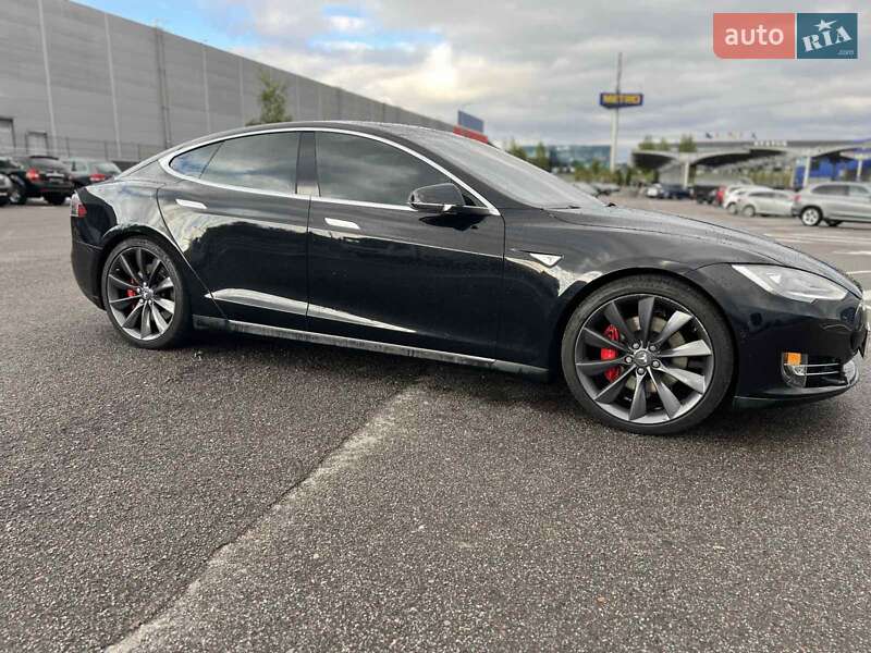 Лифтбек Tesla Model S 2015 в Здолбунове