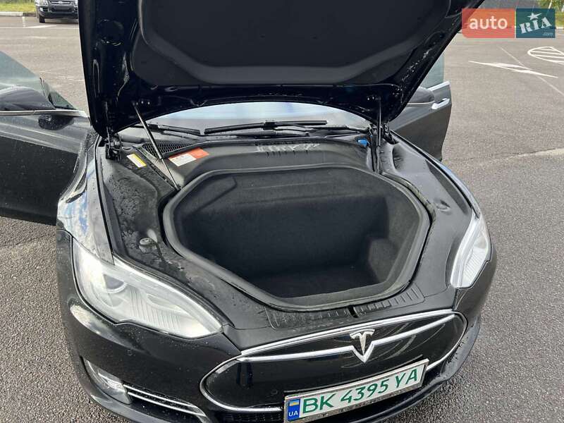 Лифтбек Tesla Model S 2015 в Здолбунове