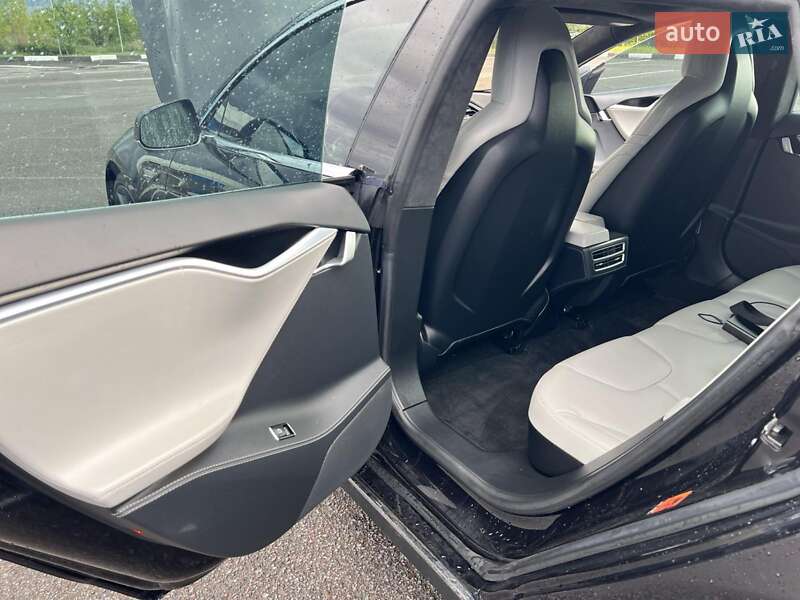Лифтбек Tesla Model S 2015 в Здолбунове
