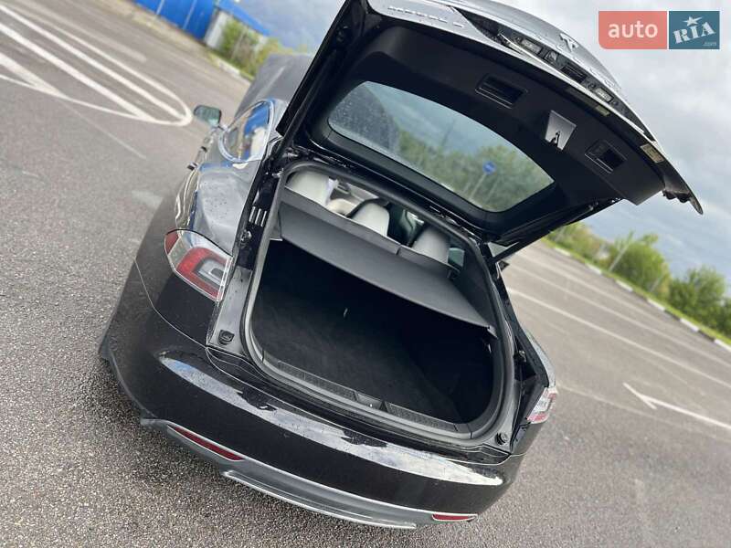 Лифтбек Tesla Model S 2015 в Здолбунове