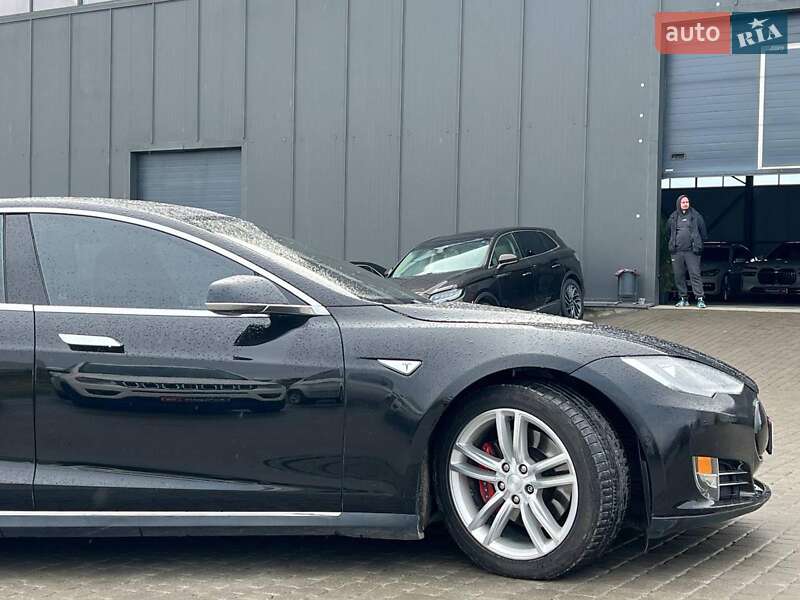 Ліфтбек Tesla Model S 2015 в Львові