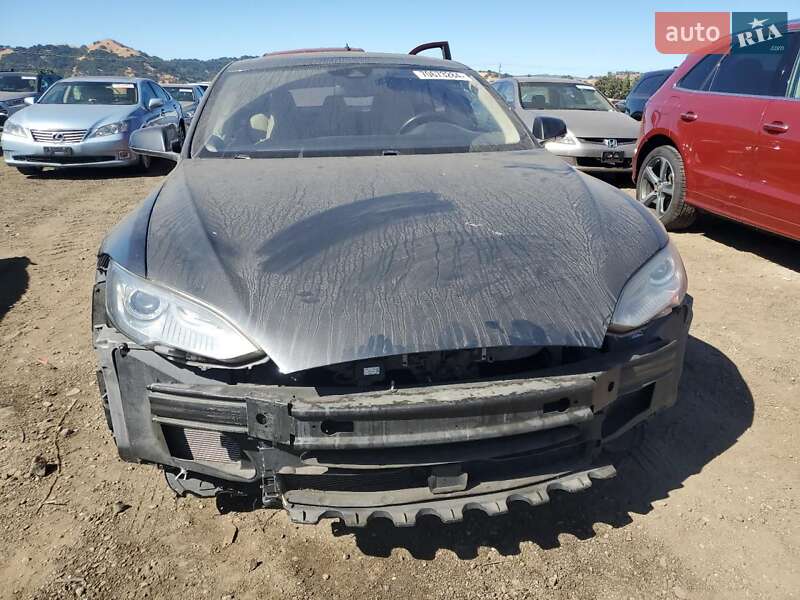 Ліфтбек Tesla Model S 2016 в Києві