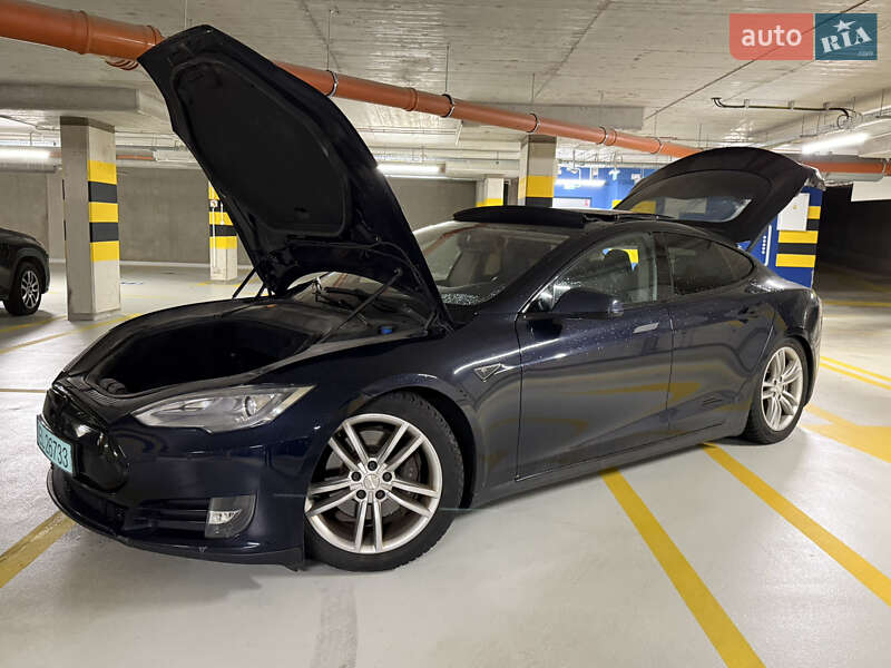 Ліфтбек Tesla Model S 2013 в Львові