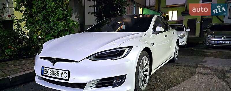 Ліфтбек Tesla Model S 2018 в Дубні