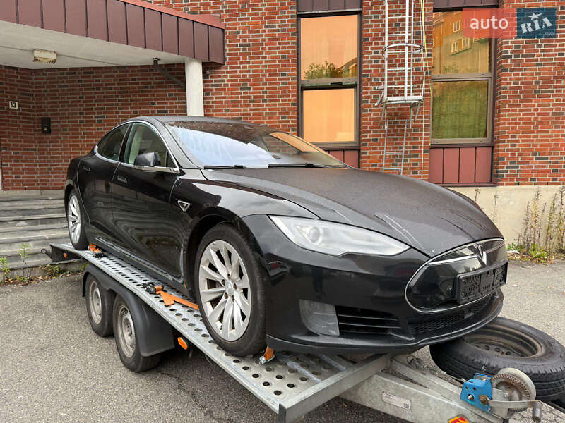 Лифтбек Tesla Model S 2016 в 