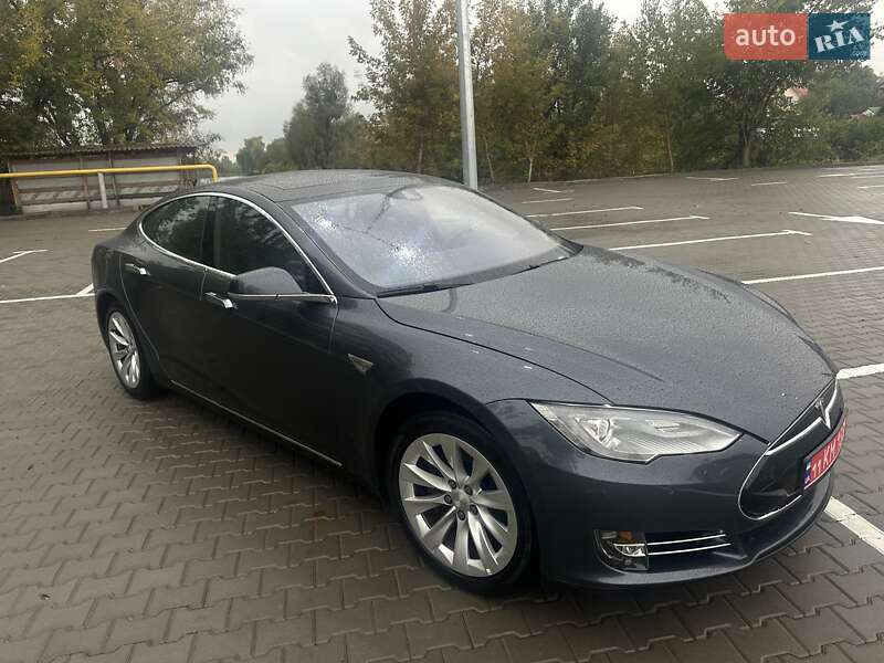 Ліфтбек Tesla Model S 2016 в Києві