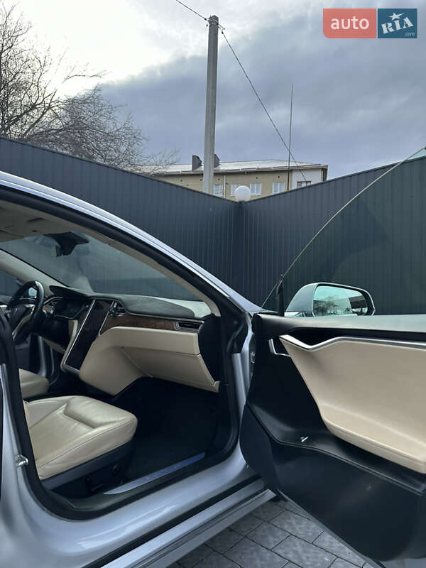 Лифтбек Tesla Model S 2016 в Ивано-Франковске