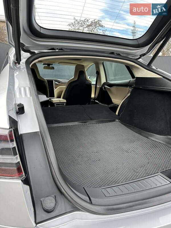 Лифтбек Tesla Model S 2016 в Ивано-Франковске