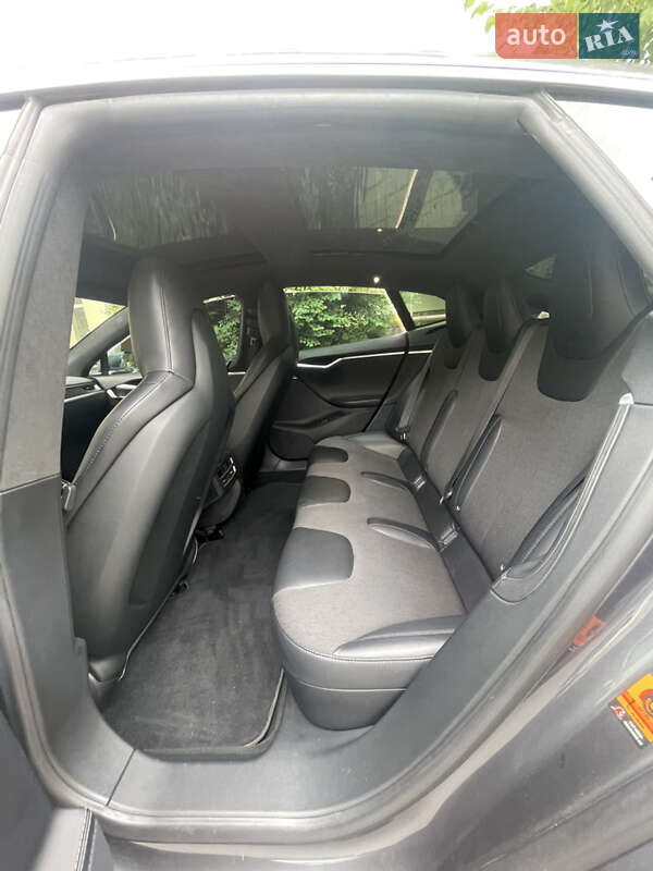 Лифтбек Tesla Model S 2016 в Киеве
