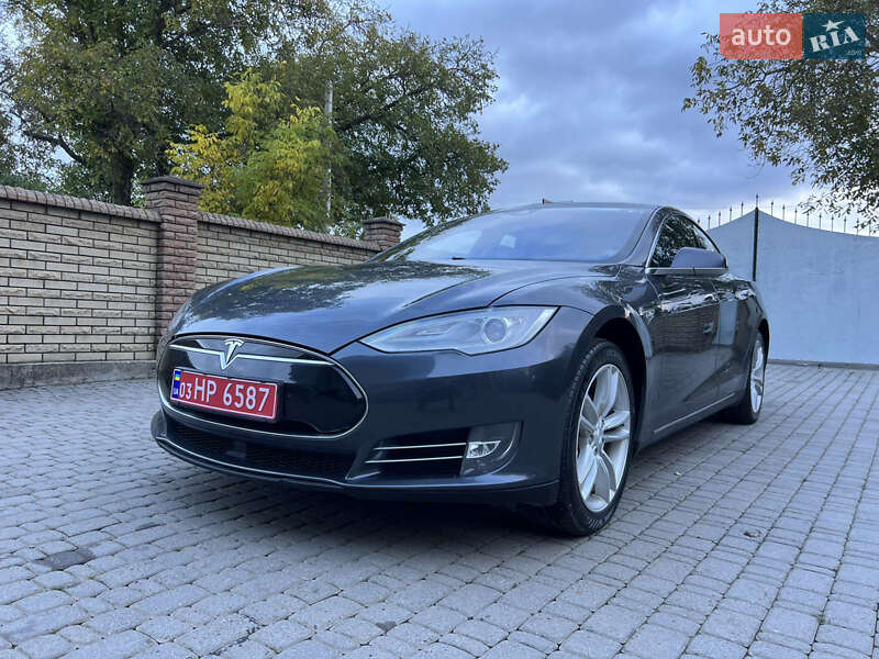 Ліфтбек Tesla Model S 2016 в Чернівцях