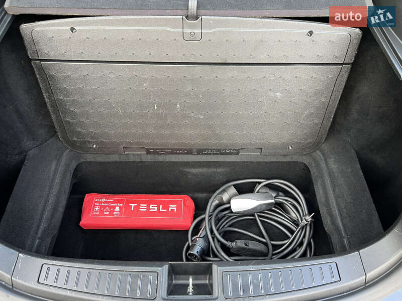 Ліфтбек Tesla Model S 2016 в Чернівцях