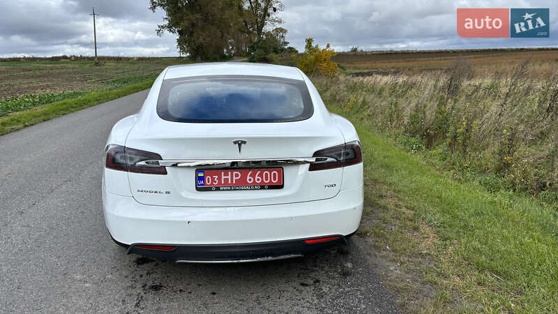 Ліфтбек Tesla Model S 2015 в Львові