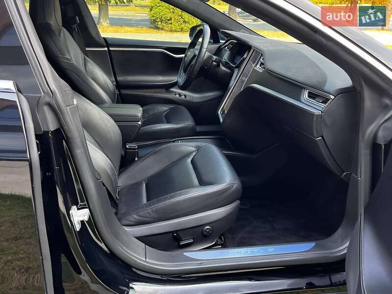 Лифтбек Tesla Model S 2016 в Луцке