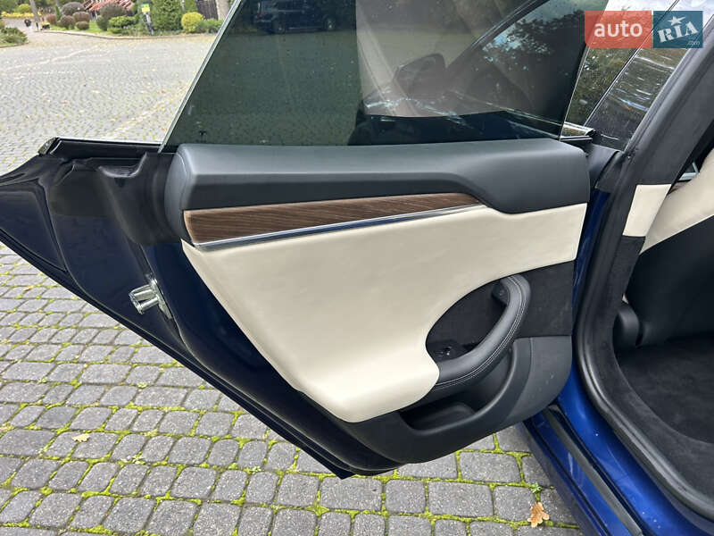 Лифтбек Tesla Model S 2022 в Львове